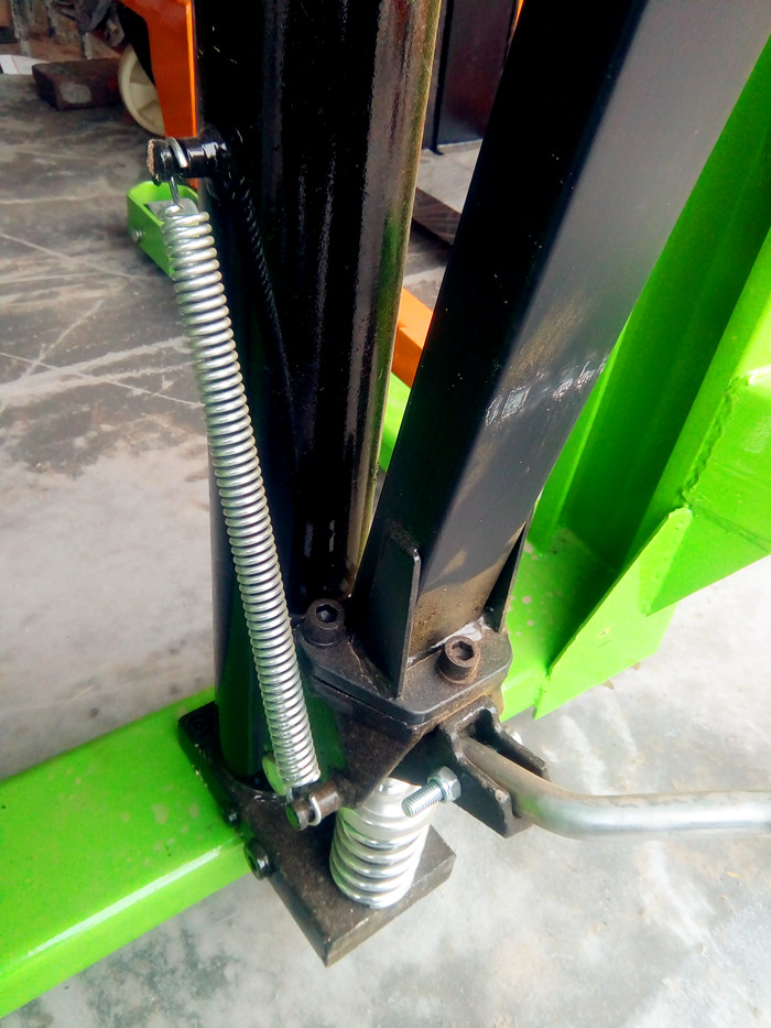 堆高車手動液壓產品具有你所想象不到的發展前景--河北東圣吊索具--石材夾具|小型攪拌機|液壓堆高車|手動叉車 堆高車手動液壓產品具有你所想象不到的發展前景--河北東圣吊索具--石材夾具|小型攪拌機|液壓堆高車|手動叉車