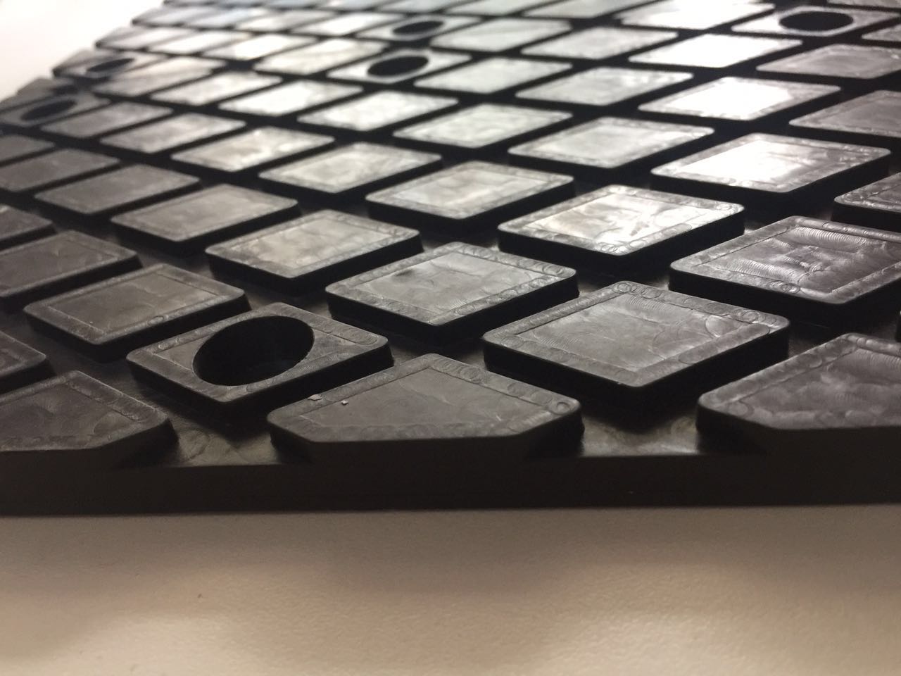 石材吊夾具配備橡膠夾皮實物拍攝側面顯示夾皮厚度--河北東圣吊索具制造有限公司--小型攪拌機|石材夾具|液壓堆高車|手動叉車 石材吊夾具配備橡膠夾皮實物拍攝側面顯示夾皮厚度--河北東圣吊索具制造有限公司--小型攪拌機|石材夾具|液壓堆高車|手動叉車