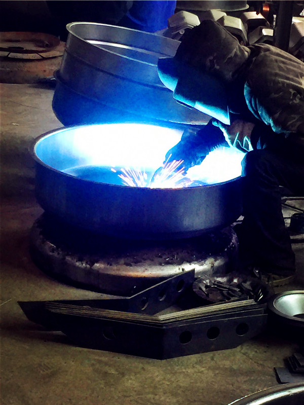 手動(dòng)小型水泥攪拌機(jī)攪拌滾筒焊接車(chē)間展示--河北東圣吊索具制造有限公司--小型攪拌機(jī)|石材夾具|液壓堆高車(chē)|手動(dòng)叉車(chē) 手動(dòng)小型水泥攪拌機(jī)攪拌滾筒焊接車(chē)間展示--河北東圣吊索具制造有限公司--小型攪拌機(jī)|石材夾具|液壓堆高車(chē)|手動(dòng)叉車(chē)