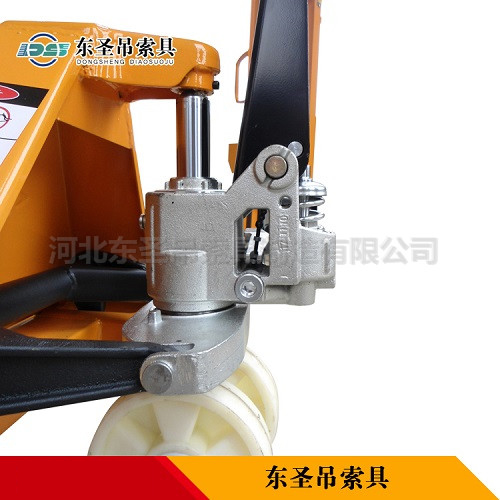 手動升高叉車液壓缸整體部位細節展示--河北東圣吊索具制造有限公司--小型攪拌機|手動叉車|液壓堆高車|手動叉車 手動升高叉車液壓缸整體部位細節展示--河北東圣吊索具制造有限公司--小型攪拌機|手動叉車|液壓堆高車|手動叉車