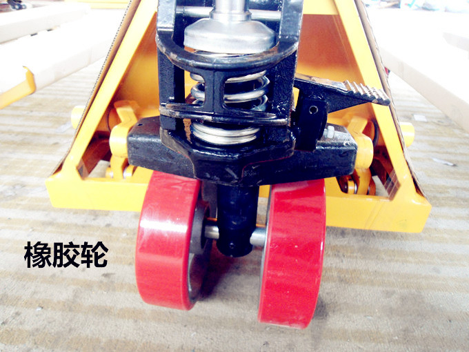 手搖液壓式叉車橡膠行走輪--河北東圣吊索具制造有限公司--手動叉車|液壓堆高車|石材夾具|小型攪拌機 手搖液壓式叉車橡膠行走輪--河北東圣吊索具制造有限公司--手動叉車|液壓堆高車|石材夾具|小型攪拌機