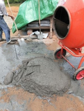 立式正反轉自動卸料小型攪拌機作業現場--河北東圣吊索具制造有限公司 立式正反轉自動卸料小型攪拌機作業現場--河北東圣吊索具制造有限公司