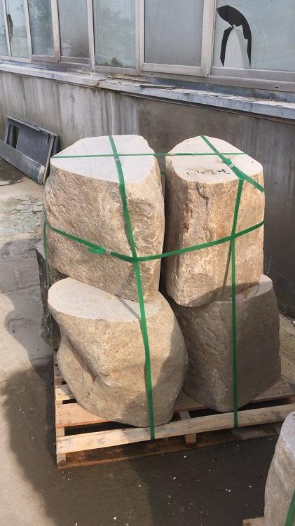 2噸液壓堆高車需要搬運的石凳子--河北東圣吊索具制造有限公司--液壓堆高車|手動叉車|小型攪拌機|石材夾具