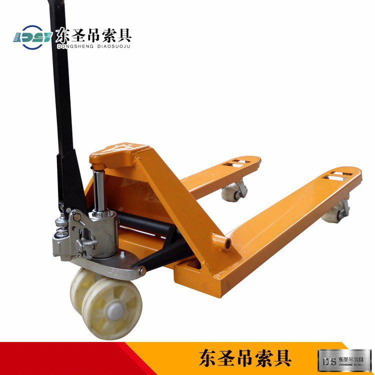 在運(yùn)輸貨物時電動叉車要避免盲區(qū)